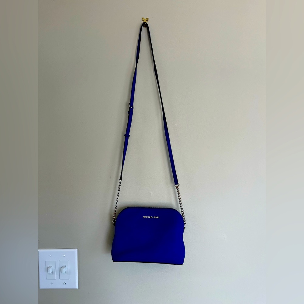 Saffiano leather, perfect for Memphis games, silver chain, adjustable straps